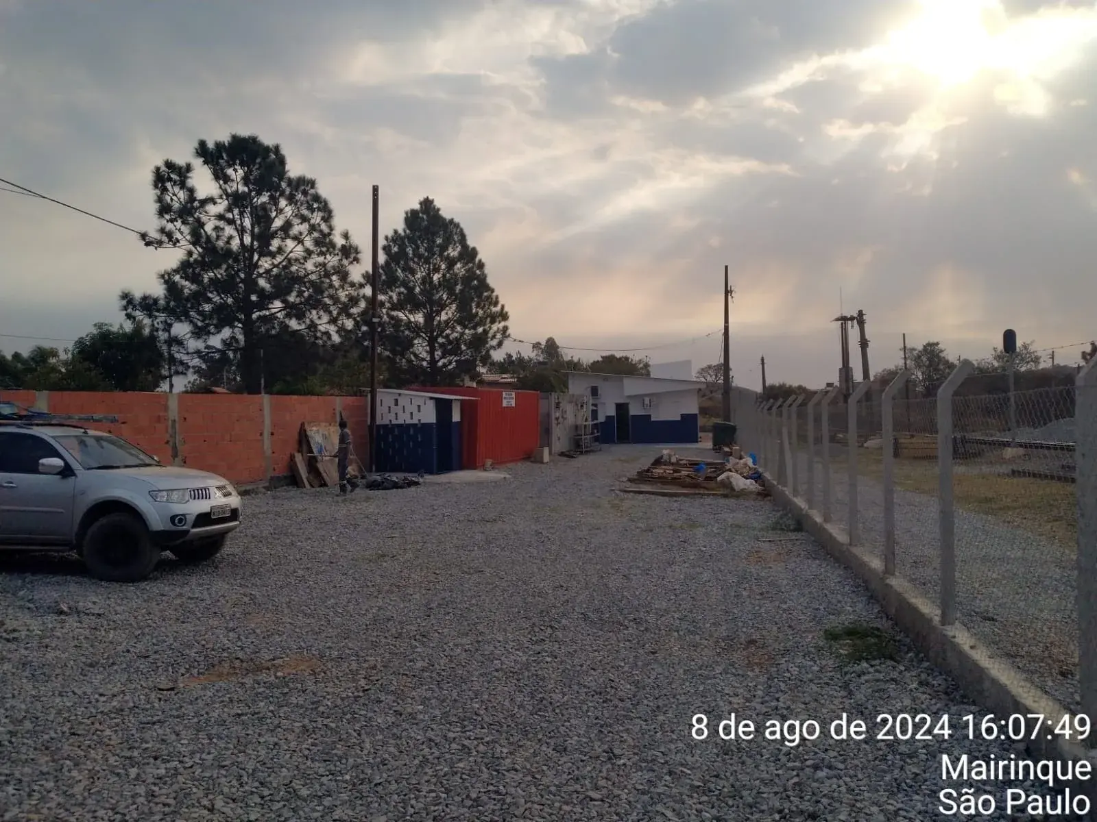 Área cercada com alambrado e estrutura externa