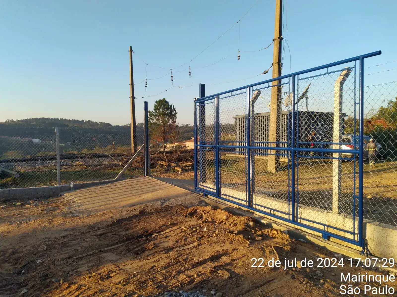 Alambrado e portão executados pela Costa e Oliveira Construções