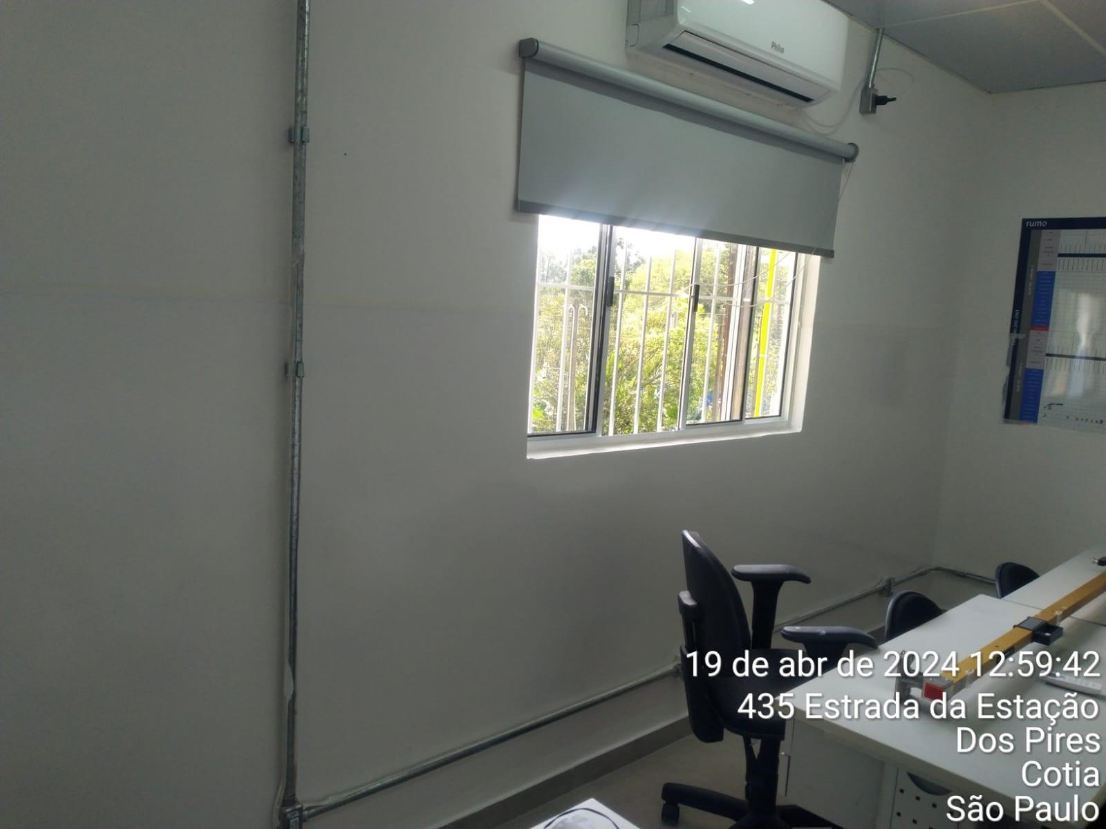 Instalação elétrica com eletrodutos aparentes executada pela Costa e Oliveira Construções