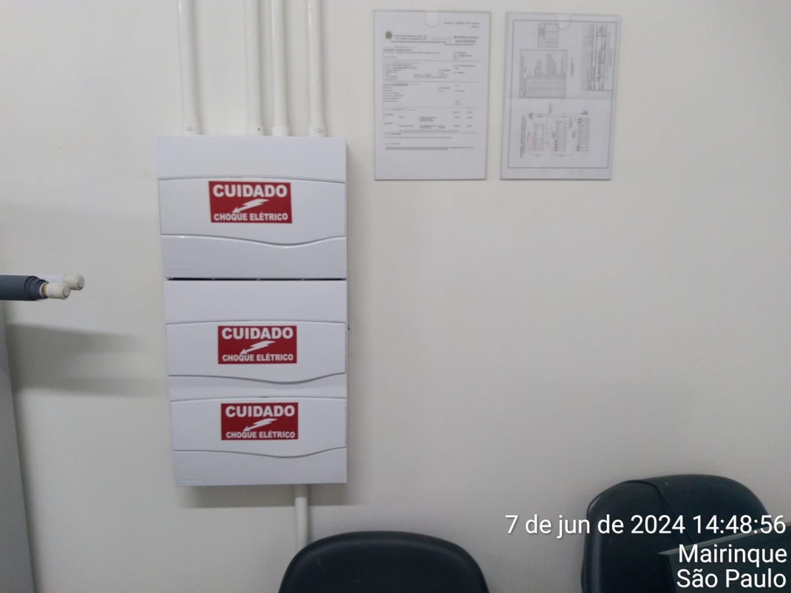 Conjunto de quadros elétricos sinalizados em adequação conforme a NR 10