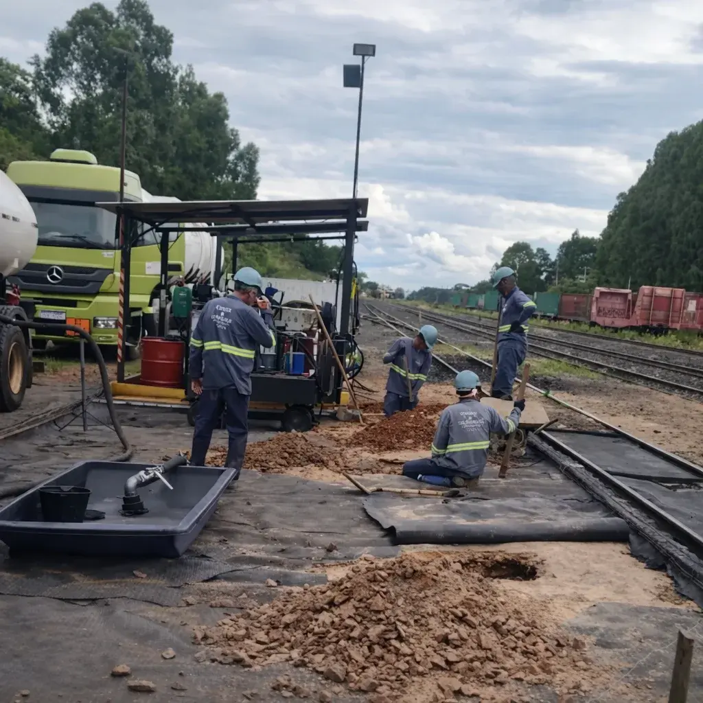 Equipe executando serviço ferroviário em campo
