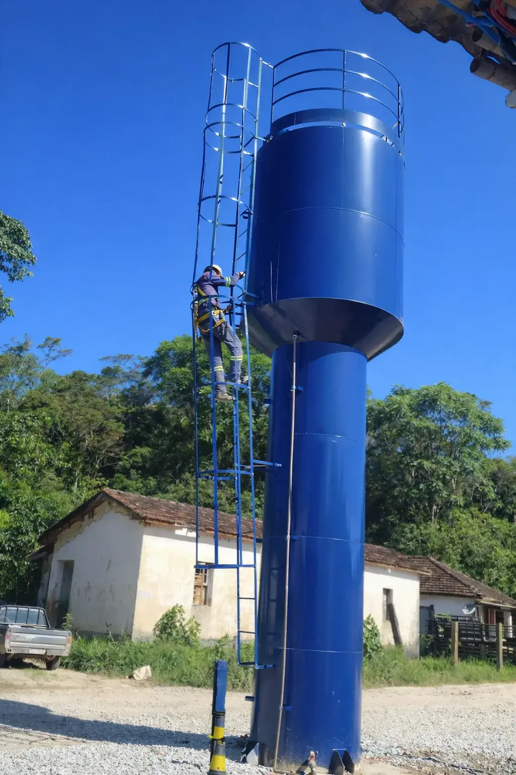 Profissional executando limpeza de caixa d'água em serviço em altura