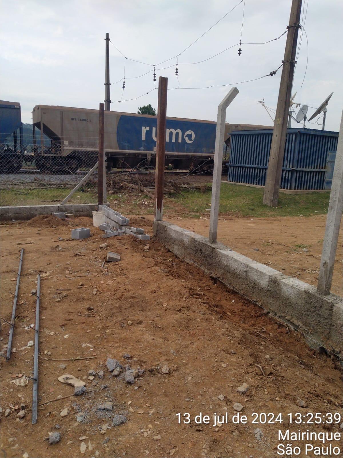 Vista lateral de alambrado e portão instalados