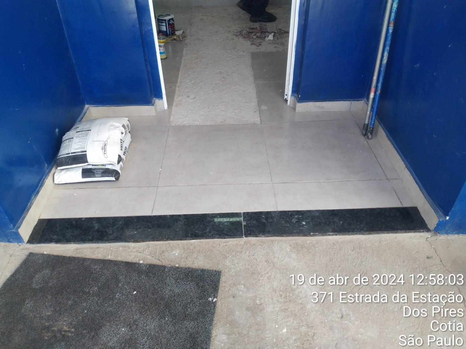 Acabamento de piso em obra executada pela Costa e Oliveira Construções