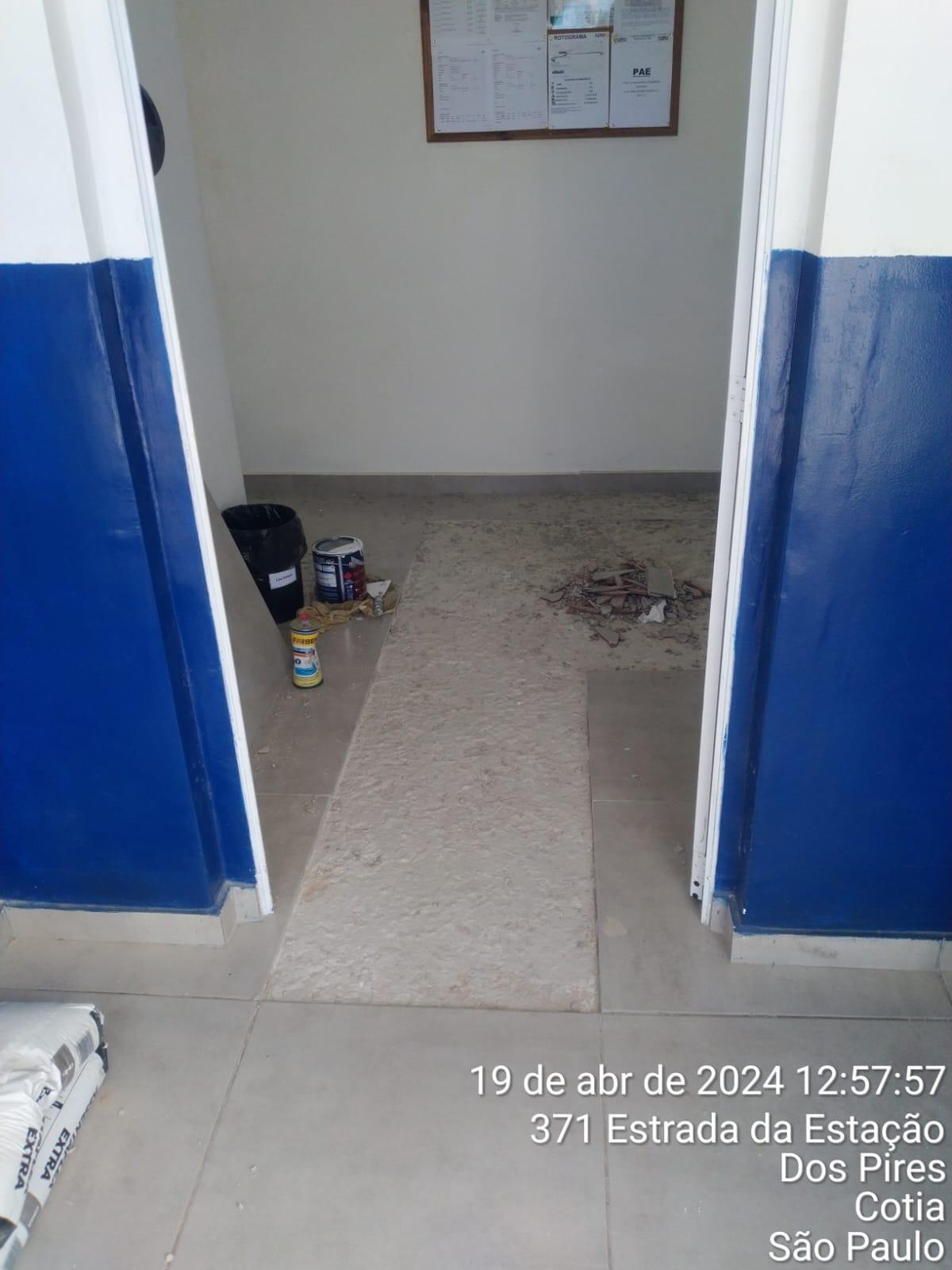 Corredor em fase de acabamento de obra