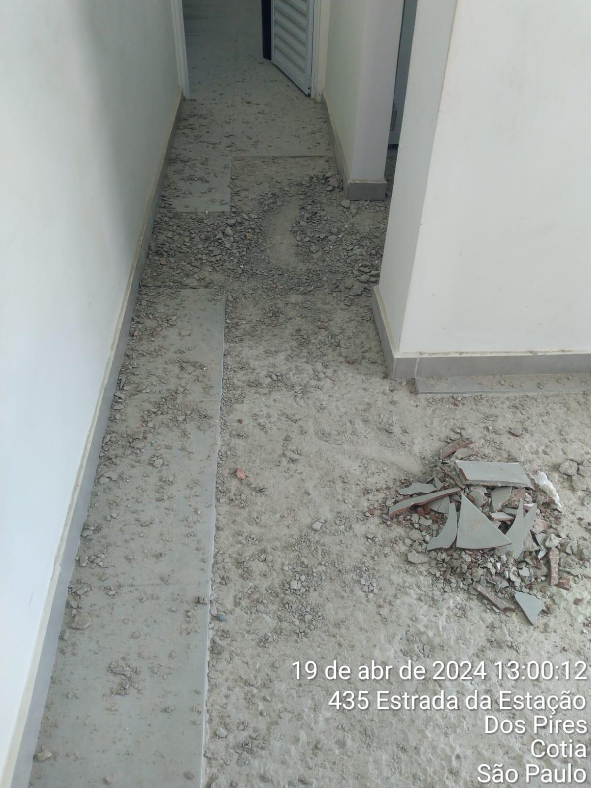 Área interna em fase de preparo de obra